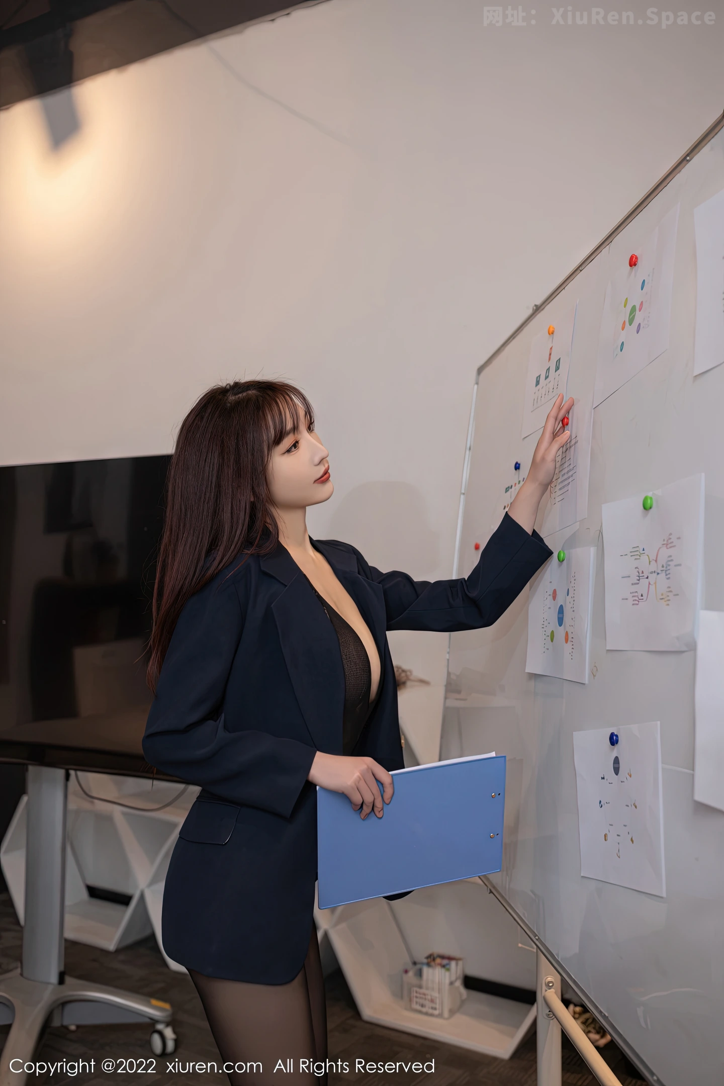 图片[2]-[XiuRen秀人网] 2023.05.04 VOL.6671 浅浅Danny 黑色JK制服与灰色短裙加黑丝美腿性感私房写真集-秀人网官方网站